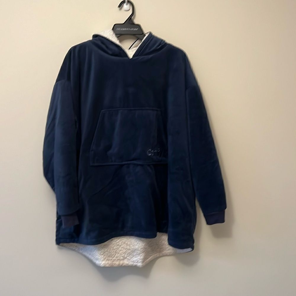 The Comfy kids one size fits all navy blue blanket/sweatshirt.